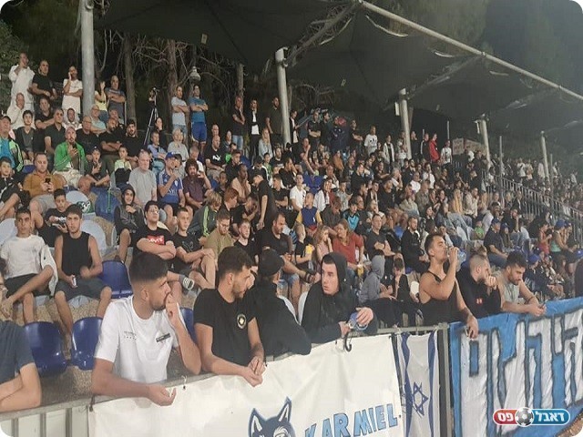יש משחקים גם בליגה הלאומית, שלא מושכים כמות כזו של קהל. אוהדי כרמיאל ביצע (צילום: עמוד הפייסבוק של הפועל עירוני כרמיאל)
