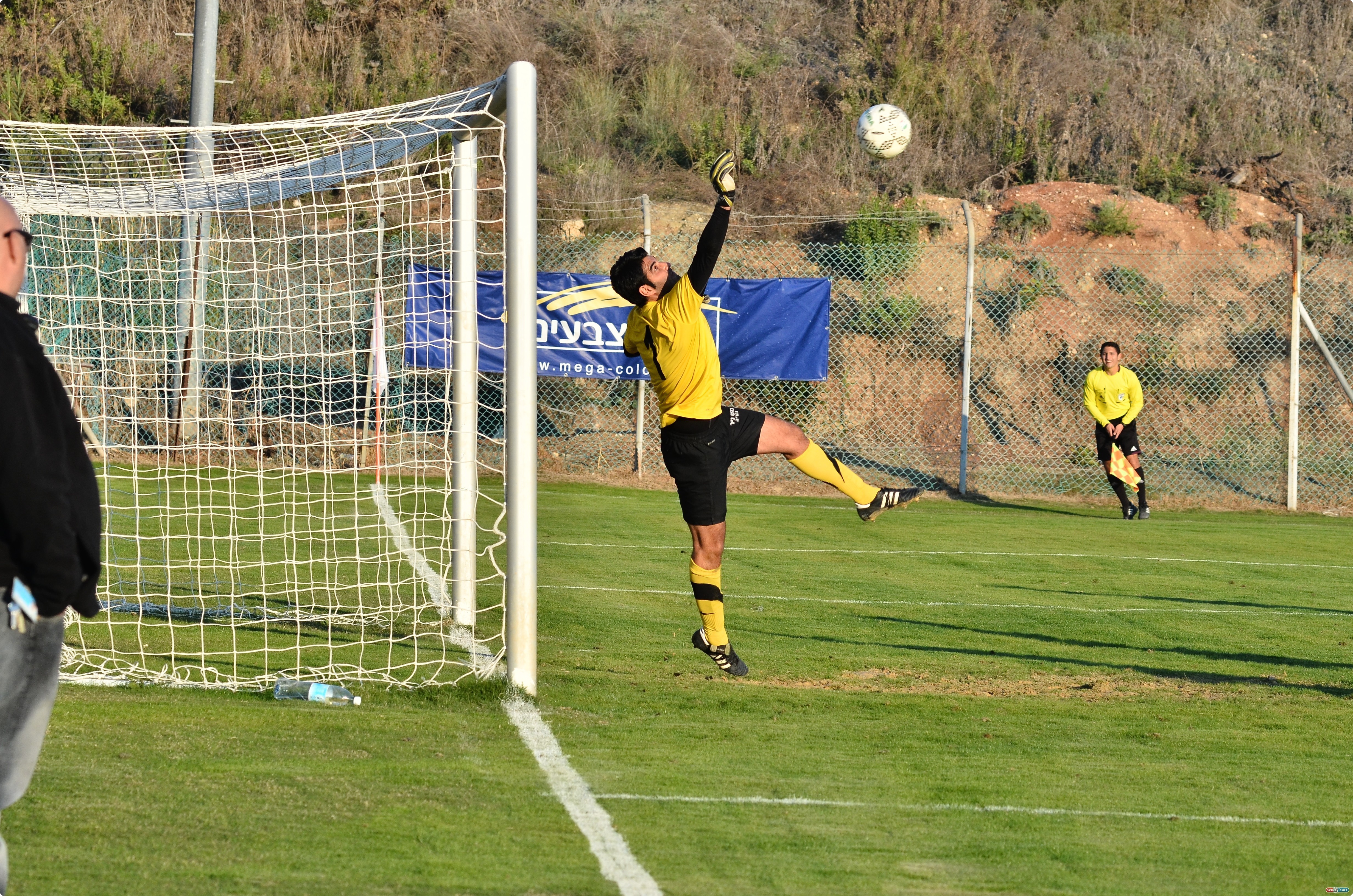 נדב לוי מתעופף (צילום: ארנון לוי)