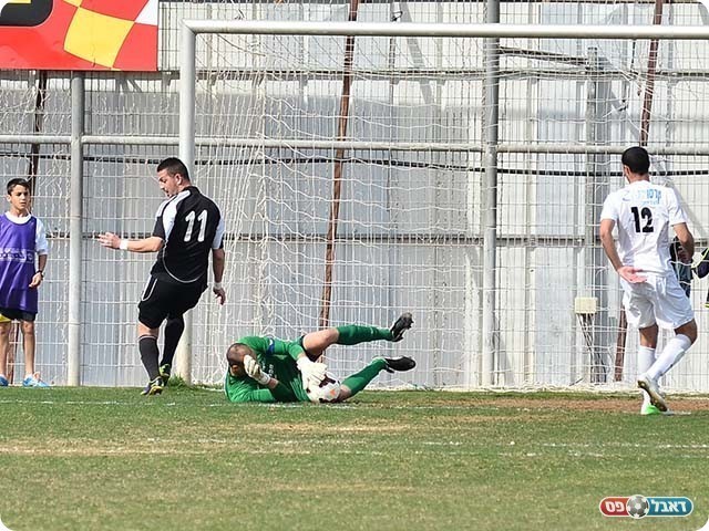 לוי מקדים את מלכה (צילום: ארנון לוי)