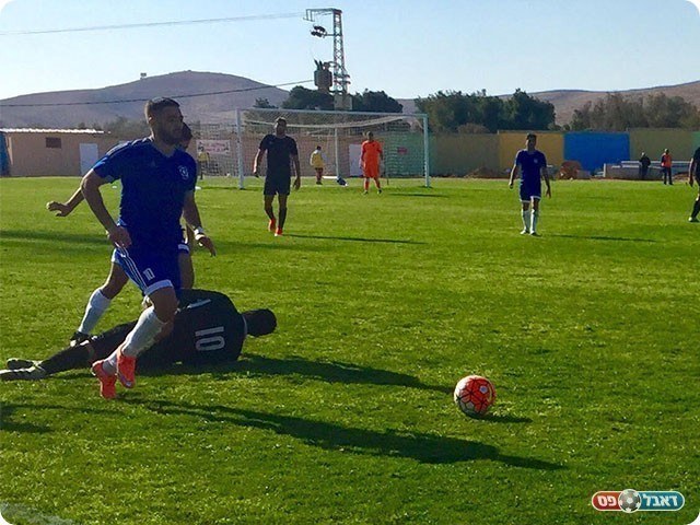 ליאל זגורי (בכחול) ועידן סרסור ששוכב על הקרקע (איציק כלפי)