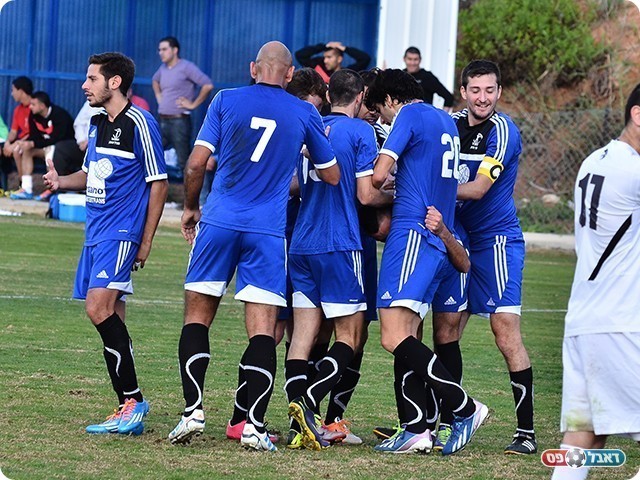 חוגג עם החברים (צילום: ארנון לוי)