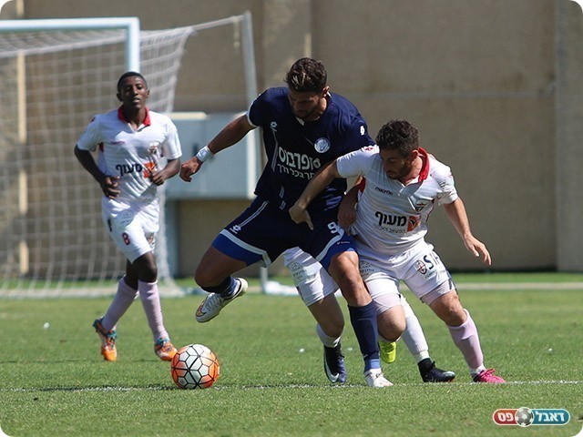 ליאור לינדר ותום דן במאבק על הכדור (עודד חסין)