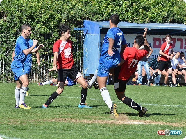 מאבק על הכדור (צילום: ארנון לוי)