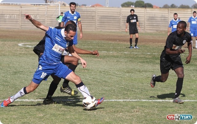 אבבה ואבו סאלח במאבק על הכדור (צילום: שלומי גבאי)