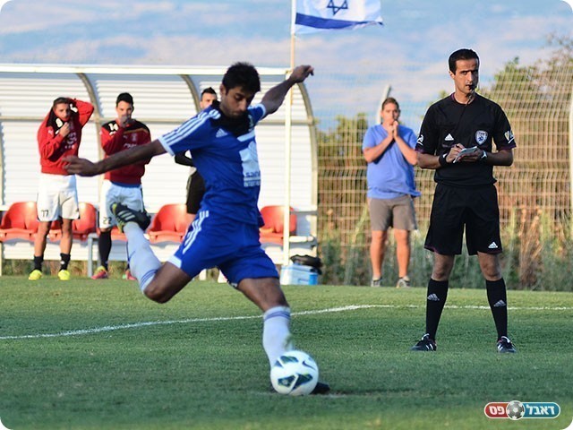 ג'נח בועט, שחקני טבריה מתפללים ברקע (ארנון לוי)