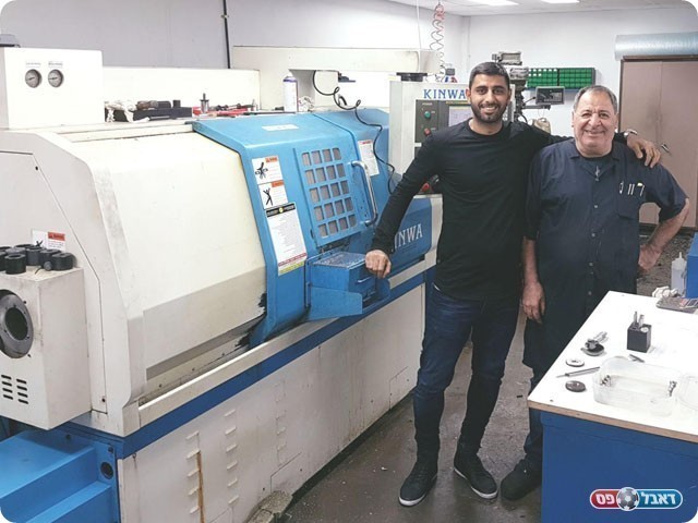 מאור ואביו בעסק המשפחתי