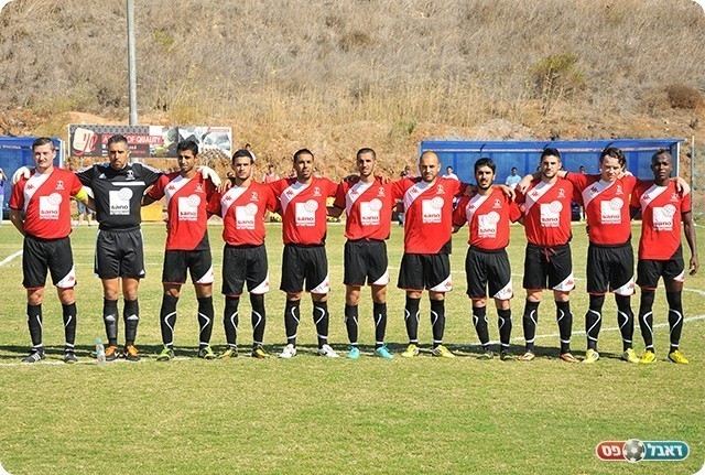 שחקני מגדל העמק (צילום: ארנון לוי)