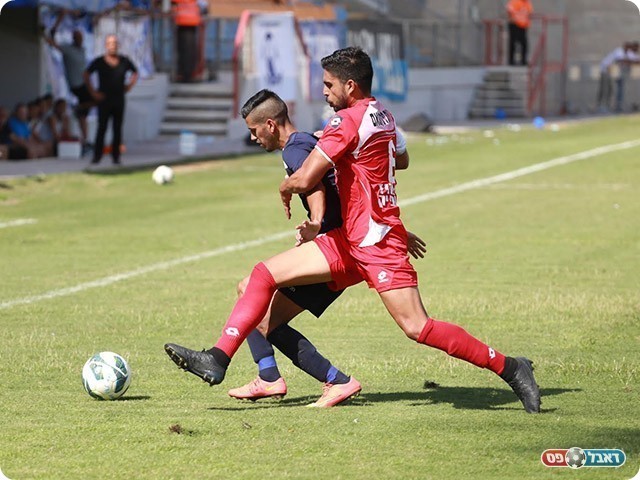 מוטי אוחיון מנסה לשמור על הכדור (עדי מלול)