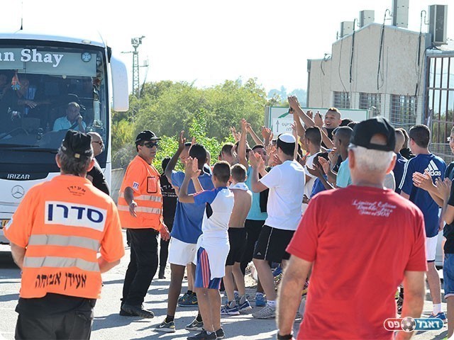 אוהדי מגדל העמק (צילום: ארנון לוי)