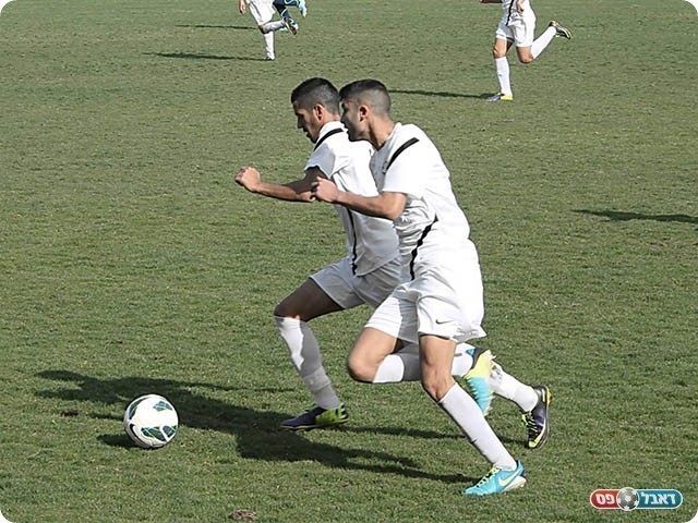 מוטי אוחיון עם הכדור (צילום: חיים ג'ורנו)