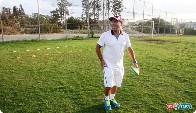 מאמן הקבוצה. מומו ניסטל (שלומי גבאי)