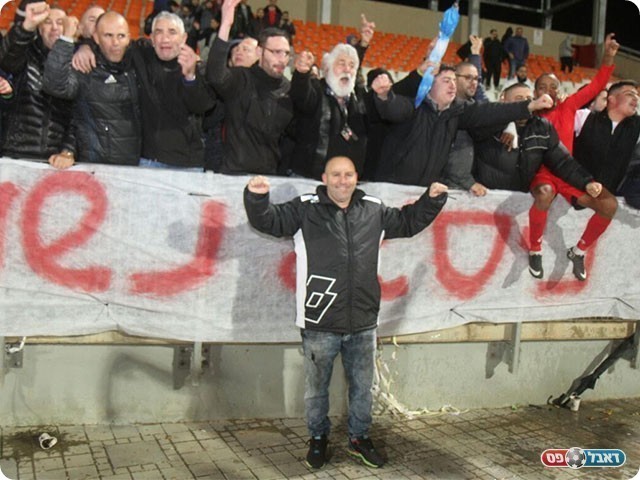 לא פחד לערוך חילוף כבר בדקה ה-20. ניסטל עם האוהדים (שלומי גבאי)