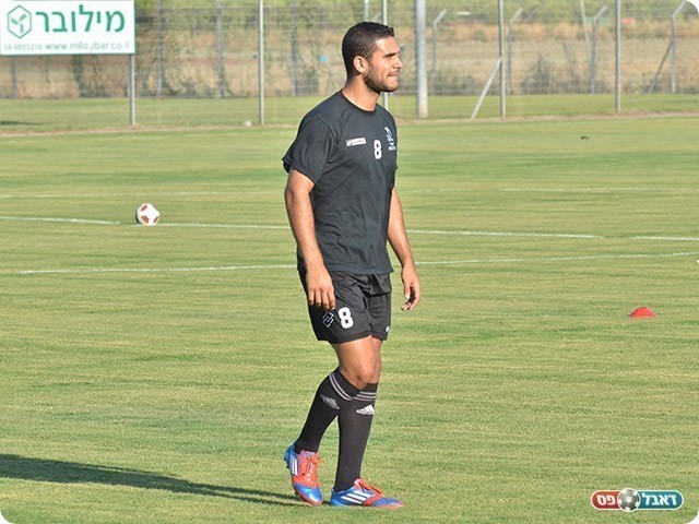 כובש השער הראשון, מומו אלבז (קובי פורטל)