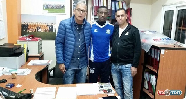 ישראל מוצ'ה במעמד החתימה