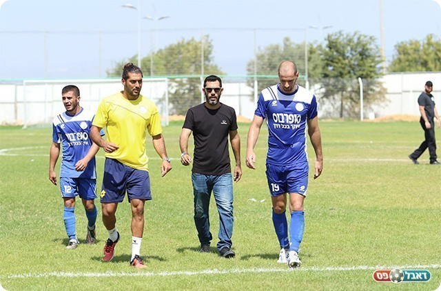מוריס אוזן. שטף את שחקניו במחצית (עודד חסין)