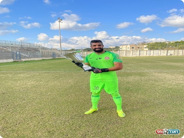 השוער גאנם מחאג'נה עם הגביע. (צילום: אחווה כפר מנדא)