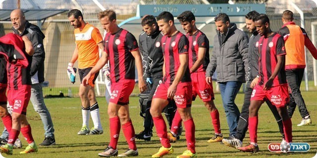 השחקנים יורדים להפסקה (לירן דורף)