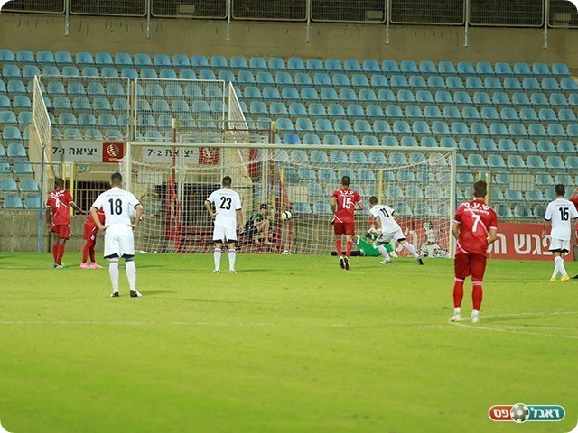 עושה את מה שהוא יודע הכי טוב. מלכה כובש (עדי מלול)