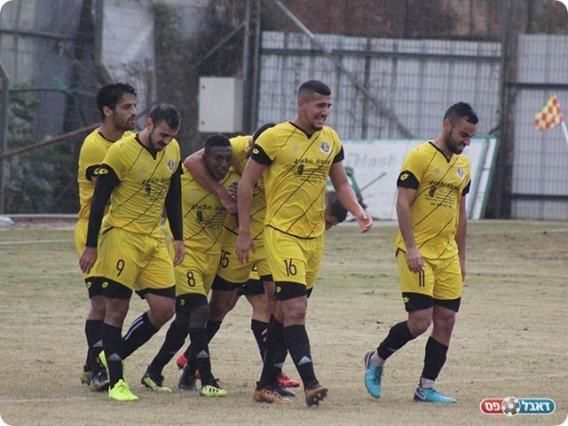 שחקני גלבוע חוגגים עם מלסה (דאפר מחאמיד)