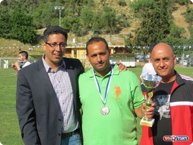  גם הוא עזב. ממן (במרכז)