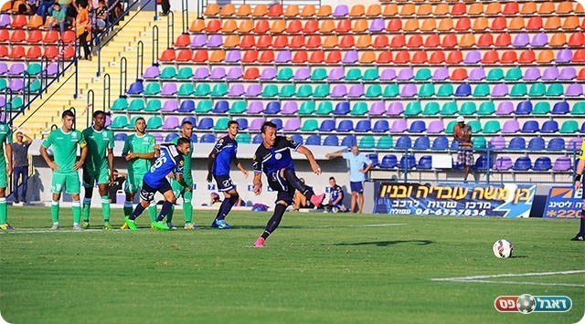 מרטין כובש מהנקודה (ארנון לוי)