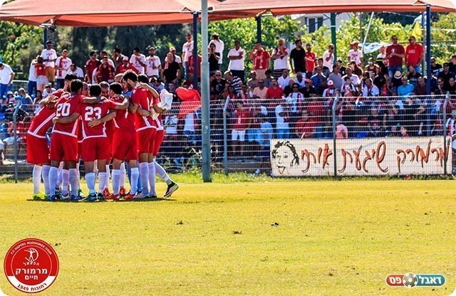 שחקני מרמורק על רקע האוהדים (יוסי סוריק)