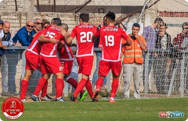 שחקני מרמורק חוגגים את שער היתרון (יוסי סוריק)