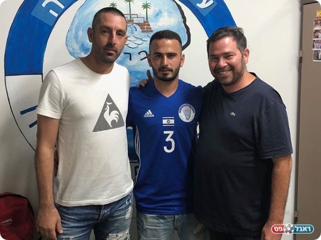 בן סימון בעמדת החתימה