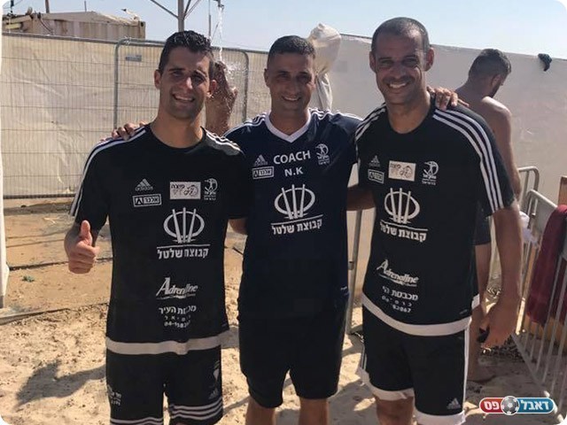 קוסטיקה (במרכז) יחד עם שחקני הרכש