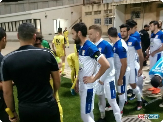 שחקני נס ציונה וכפר סבא בתחילת המשחק (שלומי והבה)