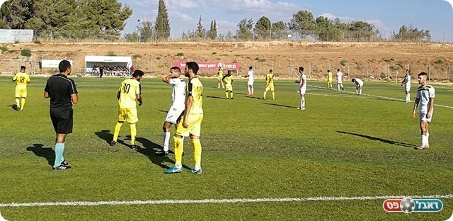 נפרדו בחלוקת נקודות. שחקני שתי הקבוצות (אביחי דלאל)