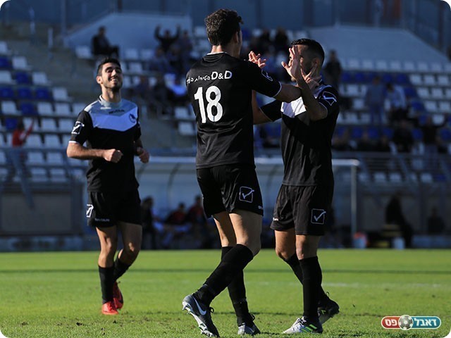 טאהא חוגג עם חבריו. נשר בתקופה אדירה (קובי פורטל)