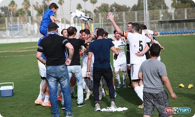 שחקני נשר. יחגגו עלייה בשישי? (קובי פורטל)