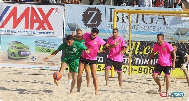 שחקני נתניה מקיפים את בני סימן טוב (שלומי גבאי)