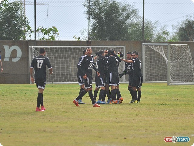 שחקני גלבוע חוגגים עם סבג (ארנון לוי)