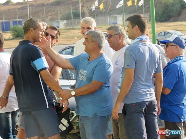 מאיר סומך יחד עם האוהדים (תומר רוט)