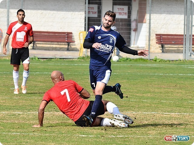 סימנטוב מתקל את ברגיק (צילום: ארנון לוי)