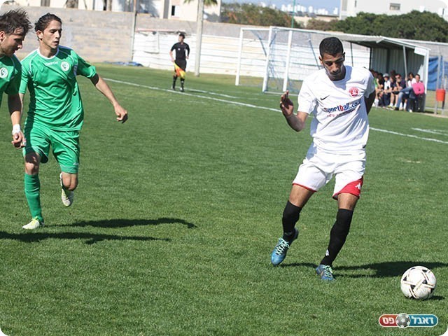 כובש השער הראשון סלים עמאש מול הגנת כפר סבא (צילום: שלומי גבאי)