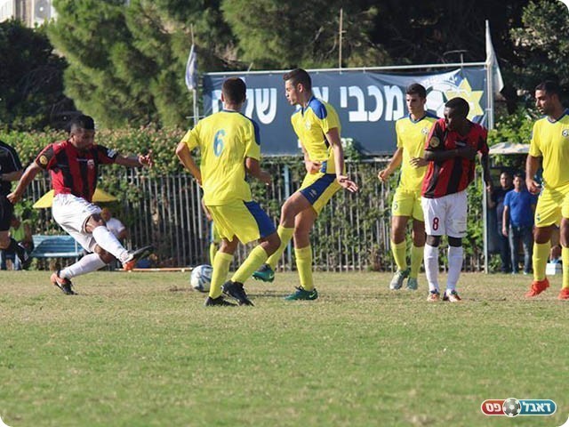 סעיד דיאב בועט מבין שחקני צור שלום (צילום: שובל ירושלמי)