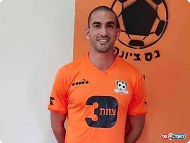 איתי עוזרי במעמד החתימה (סקסציה נס ציונה)