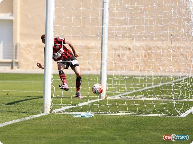 מגלגל את הכדור החוזר פנימה (קובי פורטל)