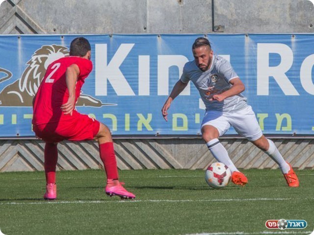 עומרי עטיה מנסה לעבור (רפי נחמיאס)