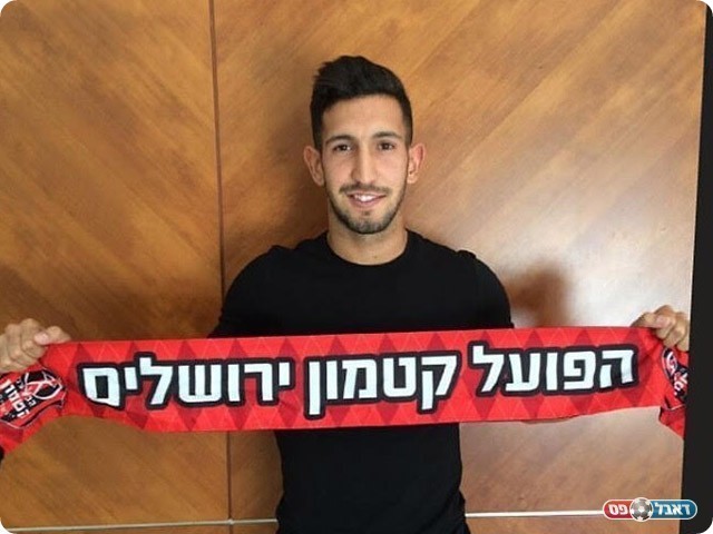 עומרי שקל במעמד החתימה (באדיבות katamon.co.il)