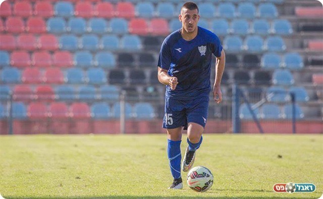 עומר נעים במדי שיכון (רפי נחמיאס)