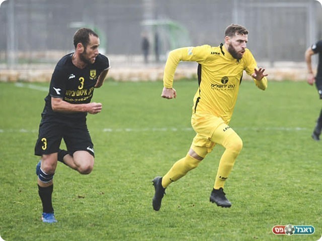 כבש צמד. עדיקה עם הכדור, שיק אחריו (ינון פוקס)