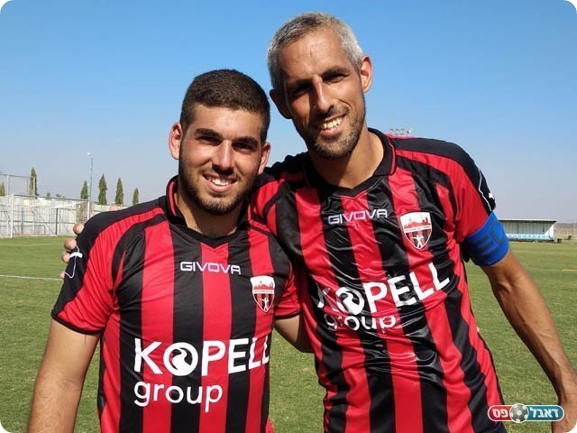 עידן ויצמן ומשה דבורה בסיום המשחק (זיו אמויאל)