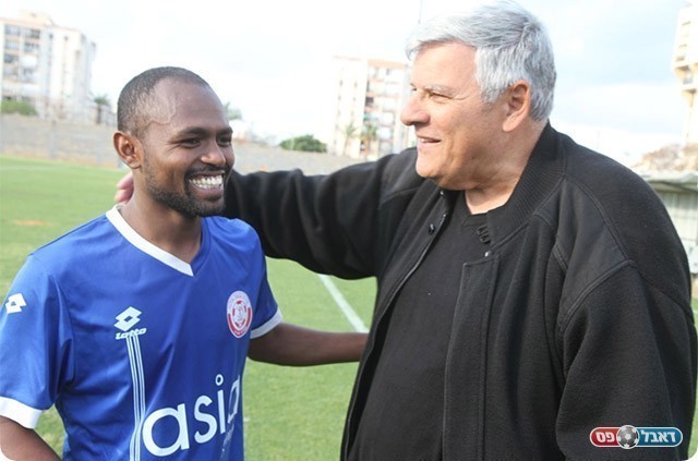 ראש עיריית חדרה, צביקה גנדלמן, יחד עם כובש השער אליאס זנה (שלומי גבאי)