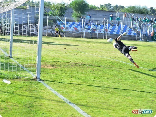 עמוס נכנע לכדור המסובב של סהר לוי (צילום: שי בן סימון)