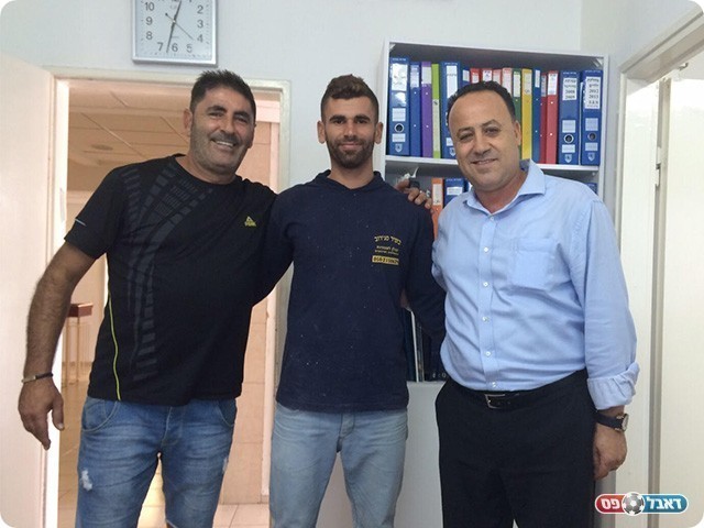 עמרן בריק במעמד החתימה (הנהלת הקבוצה)