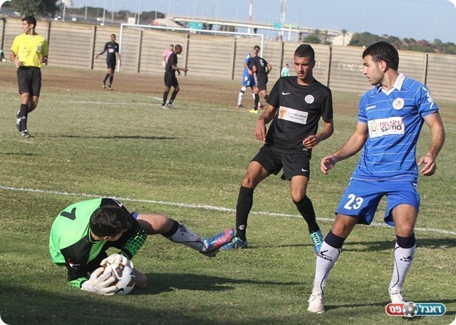 סלים עמאש (בשחור) עם סלאלום אדיר שנגמר ברשת (צילום: שלומי גבאי)